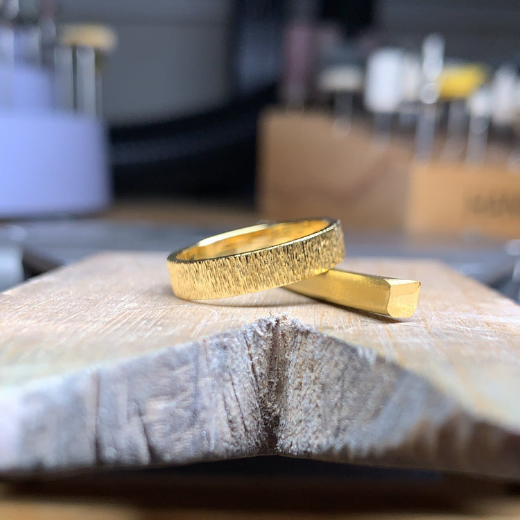 22K 4mm Tree Bark Band