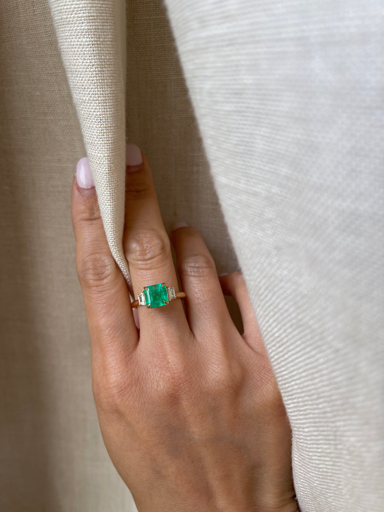 18K 2.5 CT Emerald Diamond Ring